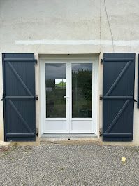 Fenêtre PVC blanche avec volets sur maison en pierre du Gers