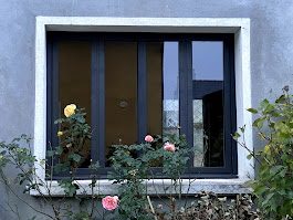 Fenêtre aluminium anthracite avec jardinière, rénovation dans le Gers