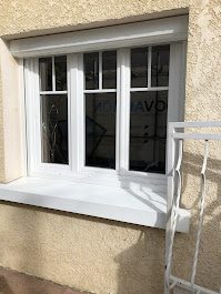 Fenêtre PVC blanche 2 vantaux, intérieur lumineux, Gers