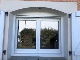 Fenêtre PVC blanche en rénovation dans le Gers