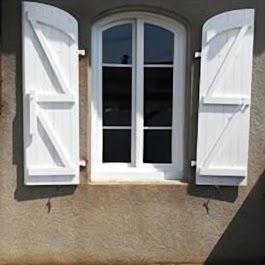 Fenêtre bois avec volets sur maison en pierre, Gers