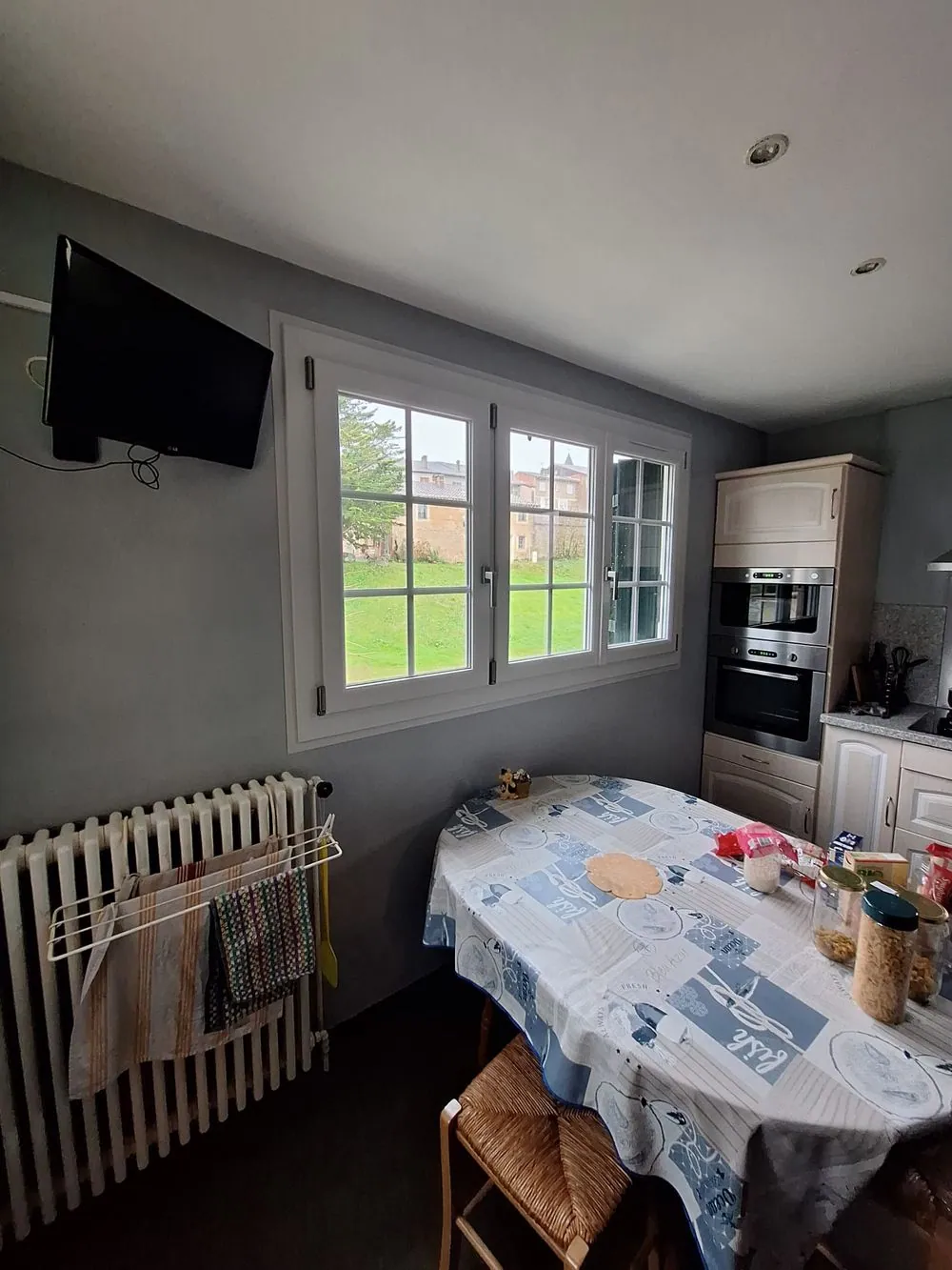 Fenêtre PVC 3 vantaux, salle à manger rénovée dans le Gers