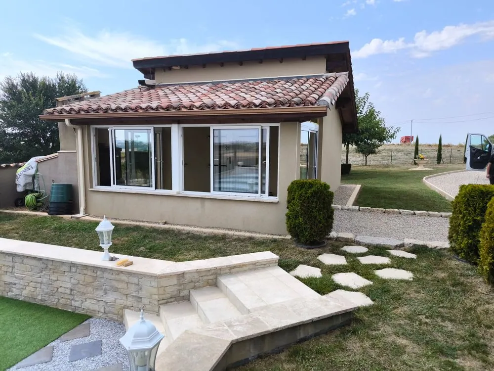 Baie vitrée aluminium posée par EPB sur une maison du Gers