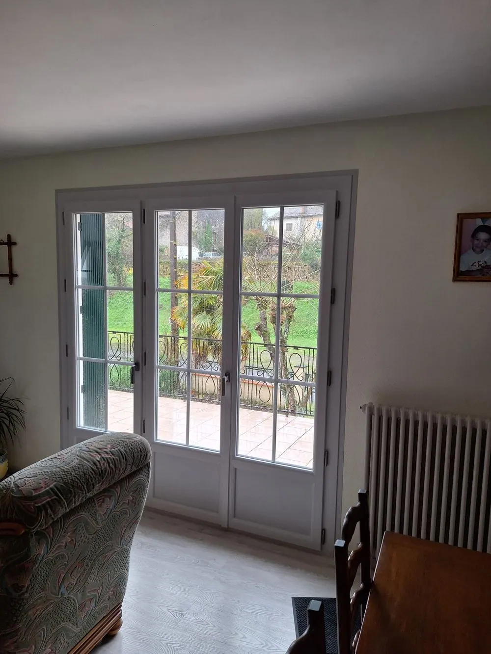 Porte-fenêtre PVC 3 vantaux à petits bois posée par EPB dans le Gers