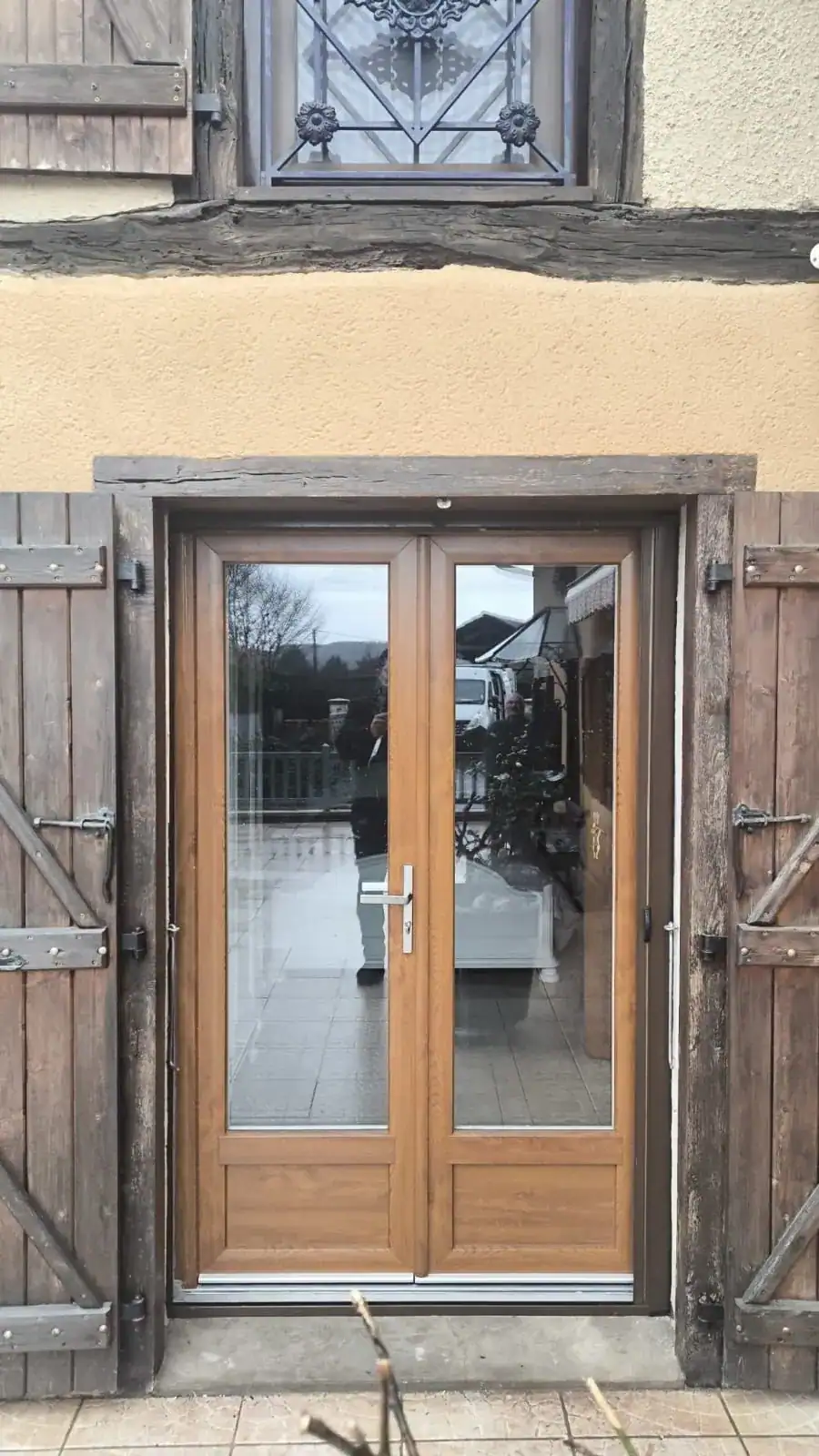 Porte-fenêtre bois finition chêne avec volets bois, maison de caractère