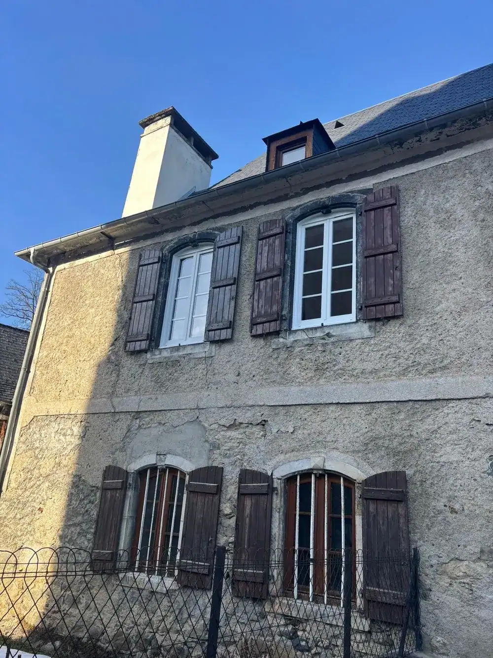 Fenêtres PVC blanches posées sur une maison en pierre du Gers
